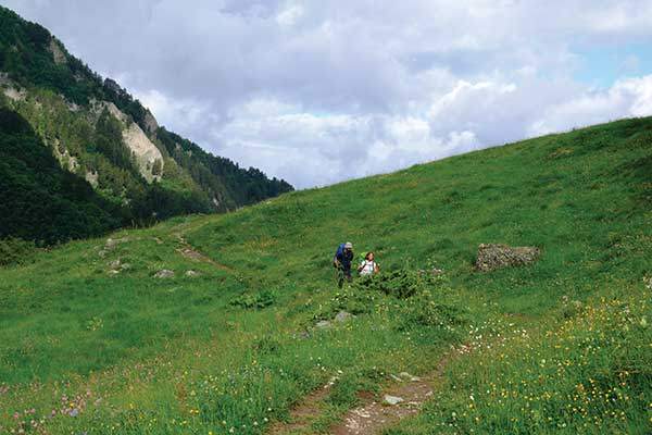 아디시에서 아디시찰라강으로 향하는 푸른 초원에는 키 작은 야생화가 지천이다.