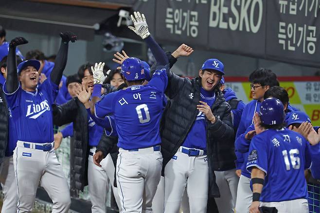 지난 28일 광주 기아챔피언스필드에서 열린 2024 신한 SOL뱅크 KBO 포스트시즌 한국시리즈 5차전 삼성 라이온즈와 KIA 타이거즈의 경기. 3회초 2사 1루 상황에서 삼성 디아즈가 투런 홈런을 친 뒤 동료들의 축하를 받고 있다. 연합뉴스