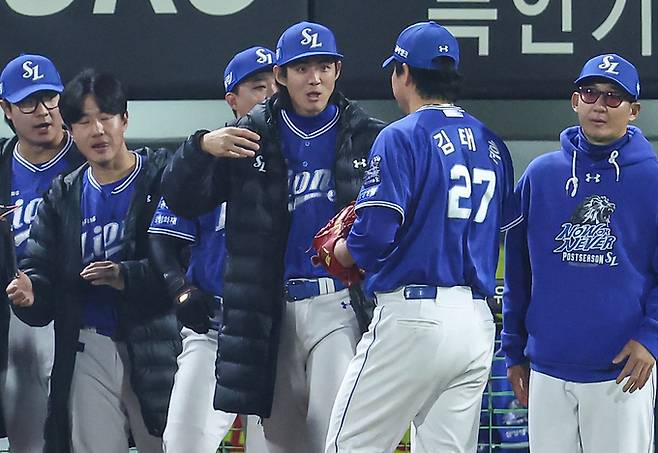 28일 오후 광주 북구 기아챔피언스필드에서 열린 프로야구 '2024 신한 SOL 뱅크 KBO 포스트시즌' 한국시리즈 5차전 삼성 라이온즈와 기아 타이거즈의 경기, 삼성 구자욱이 4회말 2사 만루 상황을 무실점으로 마친 삼성 구원투수 김태훈을 맞이하고 있다. 뉴스1