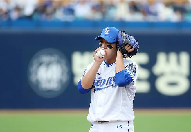 26일 오후 대구 삼성라이온즈파크에서 열린 프로야구 '2024 신한 SOL 뱅크 KBO 포스트시즌' 한국시리즈 4차전 KIA 타이거즈와 삼성 라이온즈의 경기, KIA 공격 3회초 만루 위기에 몰린 삼성 선발 원태인이 숨을 고르고 있다. 뉴스1