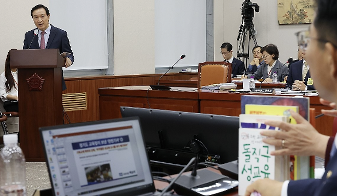 임태희 경기도교육감이 22일 국회에서 열린 교육위원회 국정감사에 출석, 의원 질의에 답하고 있다. 연합뉴스