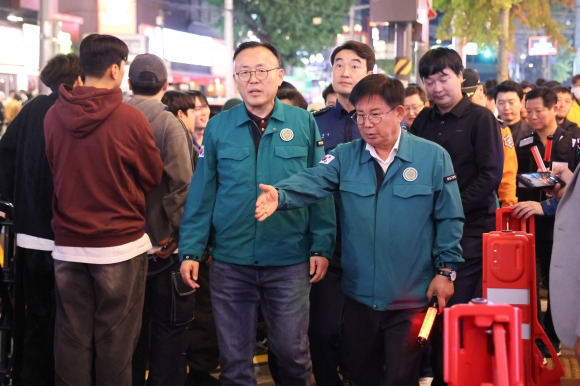 박강수(앞줄 오른쪽) 서울 마포구청장이 지난 25일 홍대 레드로드에서 인파 밀집 안전 관리 활동을 벌이고 있다. 마포구 제공