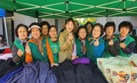 지난 25일 성동구청 앞 광장에서 개최된 ‘무지개 나눔장터’에 참석한 구미경 의원(왼쪽에서 다섯 번째)