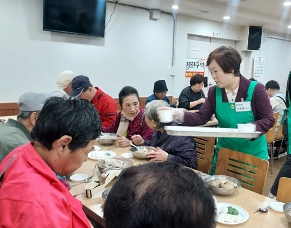 ‘사랑의 보양식 삼계탕 나눔’ 행사에서 어르신들께 음식을 나눠주는 신동원 의원