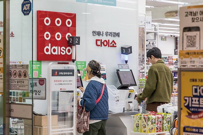 10월22일 서울 용산구 아이파크몰 내 다이소 매장에서 고객들이 계산을 하고 있다. ⓒ시사저널 최준필