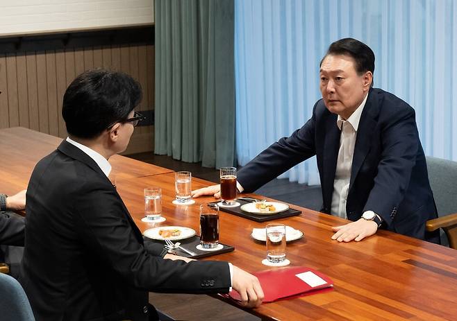 윤석열 대통령(오른쪽)이 10월21일 서울 용산 대통령실 앞 파인그라스에서 한동훈 국민의힘 대표(왼쪽)를 만나 대화하고 있다. 여기엔 정진석 대통령실 비서실장도 배석했다. ⓒ연합뉴스