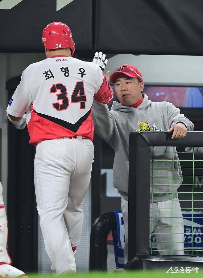 28일 광주기아챔피언스필드에서 열린 ‘2024 신한 SOL 뱅크 KBO리그’ 삼성 라이온즈와 KIA 타이거즈의 한국시리즈 5차전 경기에서 5회말 무사 KIA 최형우가 우월 솔로 홈런을 친 후 이범호 감독의 축하를 받고 있다.

    광주 ｜ 주현희 기자 teth1147@donga.com