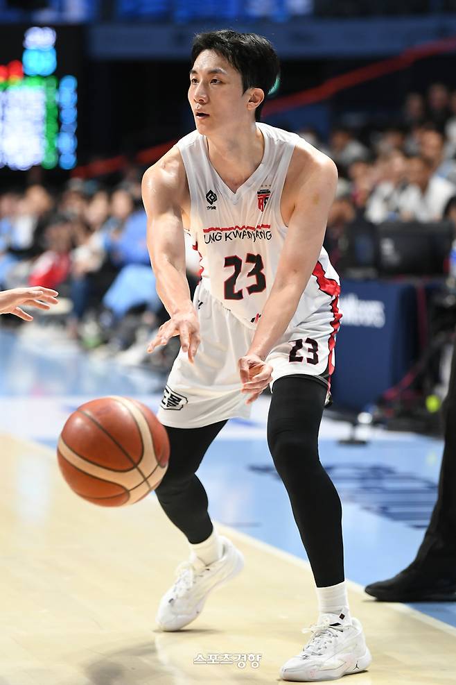 안양 정관장 배병준이 지난 28일 고양소노아레나에서 열린 2024~2025 KCC 프로농구 고양 소노와의 경기에서 드리블하고 있다. KBL 제공