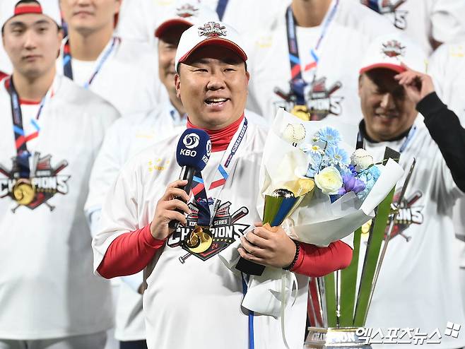 이범호 KIA 감독은 28일 광주 기아챔피언스필드에서 열린 '2024 신한 SOL Bank KBO 포스트시즌' 삼성과 한국시리즈(7전4승제) 5차전에서 7-5 승리를 이끌며 우승 트로피를 손에 넣었다. 이 감독은 경기 후 지속 가능한 강팀을 만들고자 힘찬 각오를 밝혔다. 광주, 김한준 박지영 기자