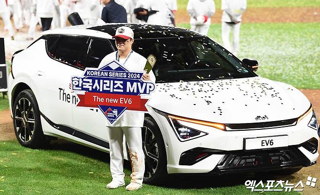 KIA 내야수 김선빈은 28일 광주 기아챔피언스필드에서 열린 '2024 신한 SOL Bank KBO 포스트시즌' 삼성과 한국시리즈(7전4승제) 5차전에서 2번타자 2루수로 선발 출전했다. 이날 멀티히트를 포함해 한국시리즈 타율 0.588을 기록하며 시리즈 MVP에 올랐다. 광주, 김한준 박지영 기자