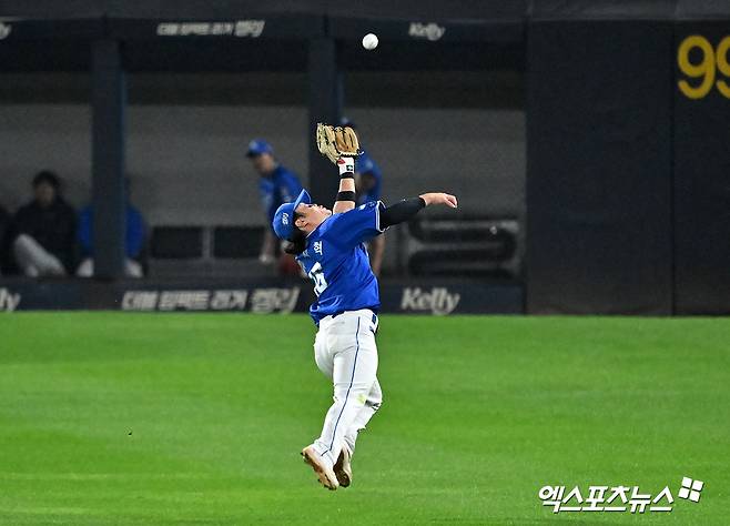 28일 오후 광주기아챔피언스필드에서 열린 '2024 신한 SOL Bank KBO 한국시리즈' 삼성 라이온즈와 KIA 타이거즈의 5차전 경기, 2회말 2사 2,3루 삼성 류지혁이 KIA 김선빈의 타구를 잡아내고 있다. 광주, 김한준 기자