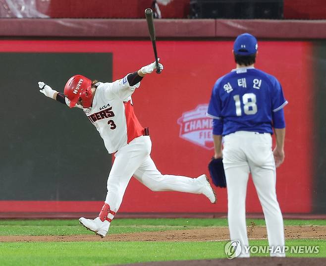 환호하는 김선빈 (광주=연합뉴스) 이지은 기자 = 21일 광주 기아챔피언스필드에서 열린 2024 신한 SOL뱅크 KBO 포스트시즌 한국시리즈 1차전 삼성 라이온즈와 KIA 타이거즈의 경기. 2회말 2사 상황에서 KIA 김선빈이 홈런성 타구에 환호하고 있다. 2024.10.21 jieunlee@yna.co.kr