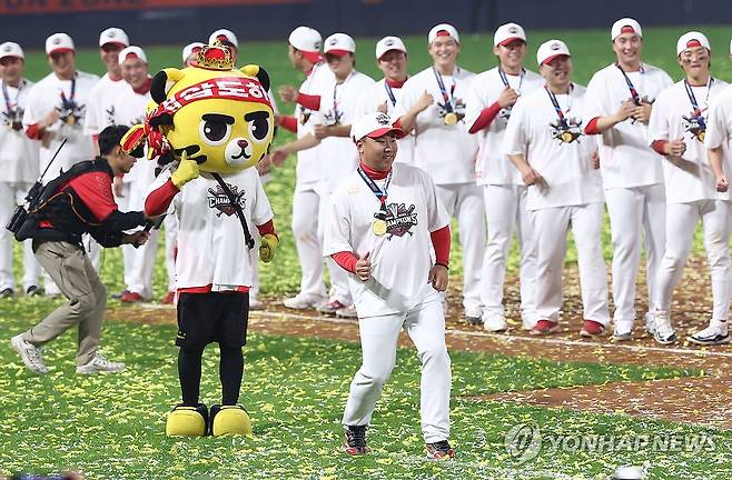 춤추는 이범호 감독 (광주=연합뉴스) 류영석 기자 = 28일 광주 기아챔피언스필드에서 열린 2024 신한 SOL뱅크 KBO 포스트시즌 한국시리즈 5차전 삼성 라이온즈와 KIA 타이거즈의 경기.
    삼성에 승리하며 7년 만에 통합우승을 달성한 KIA의 이범호 감독이 팬들에게 '삐끼삐끼' 춤을 추고 있다. 2024.10.28 ondol@yna.co.kr