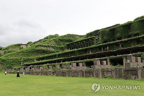 일본 사도광산 근대 유산 '부유선광장' (사도[일본]=연합뉴스 자료사진) 박상현 특파원 = 유네스코 세계유산으로 등재된 일본 니가타현 사도 광산 부유선광장. 근대유산인 부유선광장은 세계유산 구역에서 제외됐다. 부유선광장 주변에는 사도 광산 조선인 노동자 관련 사실을 전시한 아이카와 향토박물관이 있다.