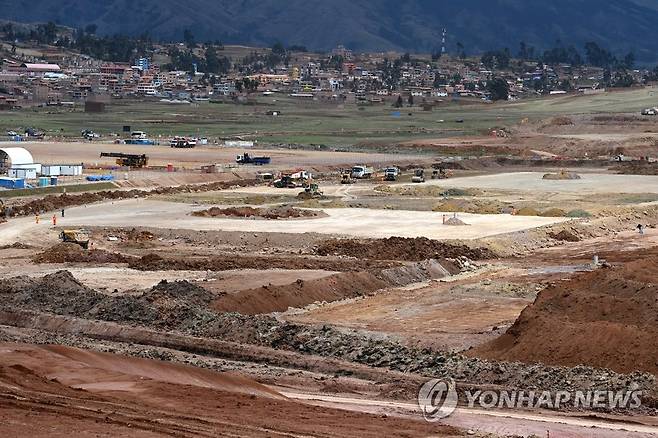 페루 쿠스코주 친체로시 쿠스코 친체로 신국제공항 건설현장 (서울=연합뉴스) 지난 2021년 페루 쿠스코주 친체로시 쿠스코 친체로 신국제공항 건설현장에서 수많은 중정비들이 쉼없이 움직이며 터닦기작업을 하는 모습. 2021.11.20 [공항사진기자단] photo@yna.co.kr