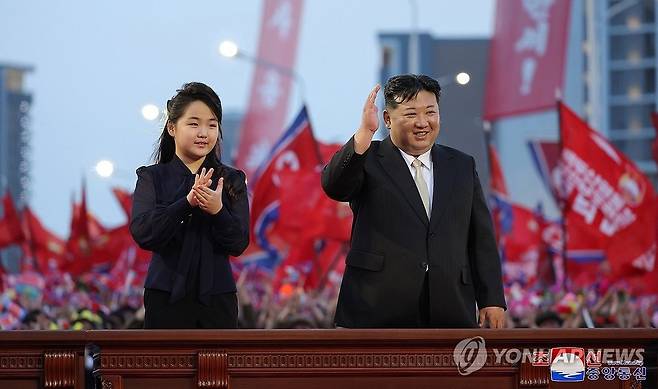 김정은 북한 국무위원장(오른쪽)과 딸 김주애 [연합뉴스 자료사진. 국내에서만 사용가능. 재배포 금지. For Use Only in the Republic of Korea. No Redistribution] nkphoto@yna.co.kr