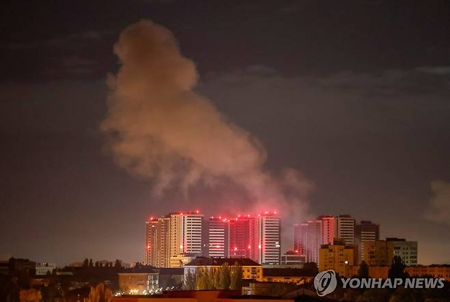 (키이우 로이터=연합뉴스) 29일(현지시간) 우크라이나 키이우에서 러시아의 드론 공격 후 발생한 화재로 연기가 올라오는 모습. 2024.10.29 photo@yna.co.kr