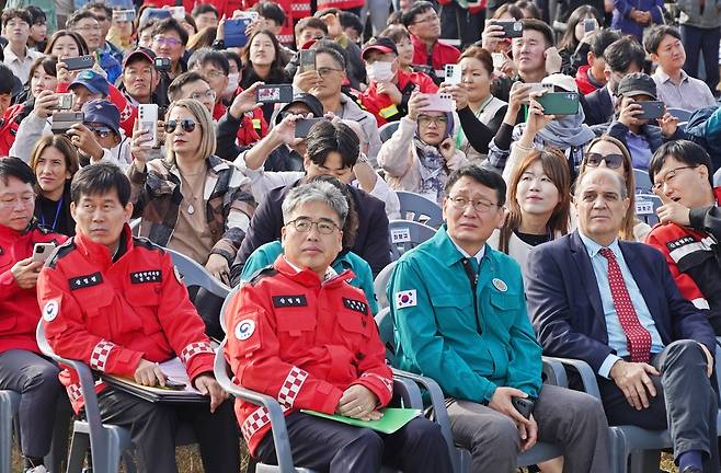 2024 산불진화 합동훈련 및 안전한국훈련    (대구=연합뉴스) 29일 대구 달성군 일원에서 열린 '2024 산불진화 합동훈련 및 안전한국훈련'에서  임상섭 산림청장(앞줄 왼쪽)과 홍종완 행정안전부 사회재난실장(가운데), 미구엘 만드릴레 아르헨티나 델 에스테로주 생산부 장관 등이 훈련을 참관하고 있다. 2024.10.29 [산림청 제공. 재판매 및 DB 금지]