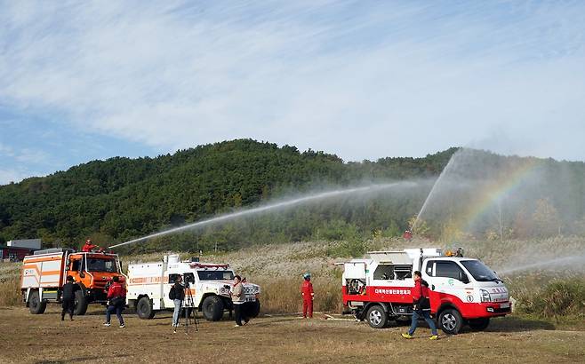 2024 산불진화 합동훈련 및 안전한국훈련  (대구=연합뉴스) 산림청 주최로 29일 대구 달성군 일원에서 열린 '2024 산불진화 합동훈련 및 안전한국훈련'에서 소방차가 산불을 진화하고 있다. 2024.10.29 [산림청 제공. 재판매 및 DB 금지]