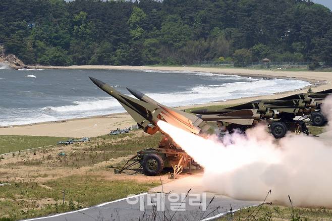 우리 군의 옛 방공유도탄인 호크 미사일이 대천사격장에서 실사격 훈련을 하고 있다. (사진=공군)