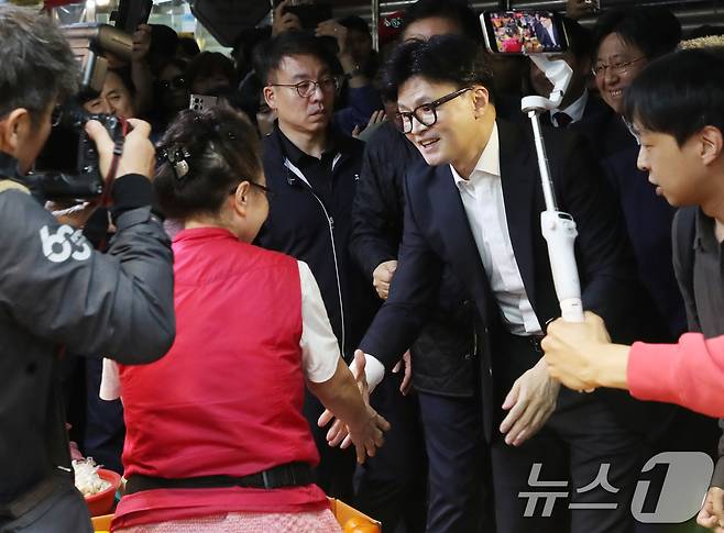 한동훈 국민의힘 대표가 23일 오후 부산 금정구 서동미로시장을 찾아 윤일현 금정구청장과 함께 상인들에게 당선 감사 인사를 하고 있다. 2024.10.23/뉴스1 ⓒ News1 윤일지 기자