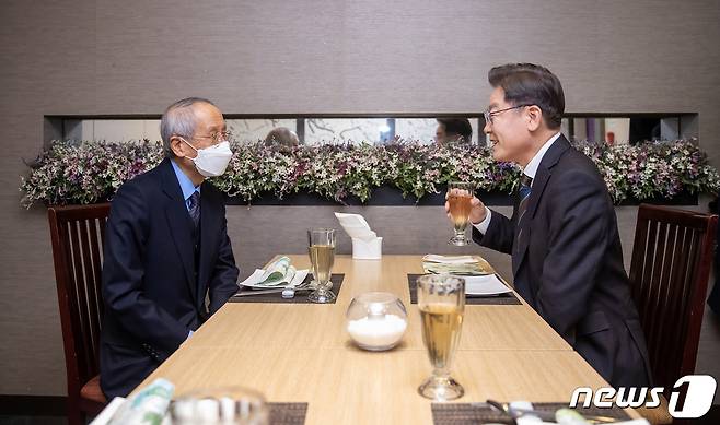 중도 외연 확장에 나선 이재명 더불어민주당 대선 후보가 8일 서울 모처에서 열린 윤여준 전 환경부 장관과의 회동에서 대화를 나누고 있다. (더불어민주당 선대위 제공) 2022.2.8/뉴스1 ⓒ News1 오대일 기자