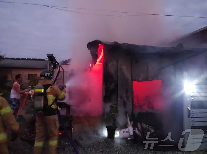 30일 오후 5시 57분 전남 곡성군 옥과면의 한 주택 창고에서 불이 나 소방당국이 화재를 진화하고 있다.(전남 곡성소방 제공)2024.10.30/뉴스1