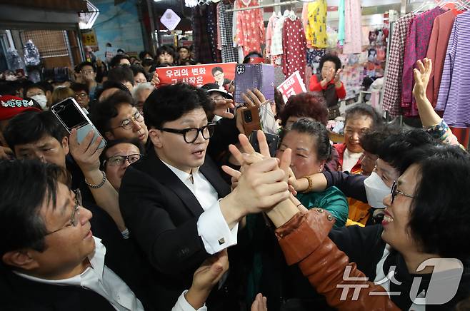 한동훈 국민의힘 대표가 23일 오후 부산 금정구 서동미로시장을 찾아 윤일현 금정구청장과 함께 상인들에게 당선 감사 인사를 하고 있다. 2024.10.23/뉴스1 ⓒ News1 윤일지 기자