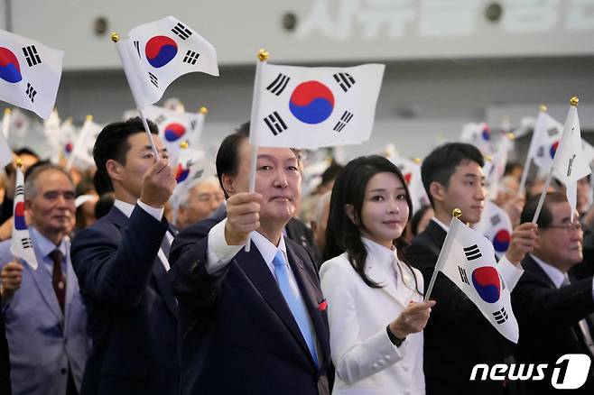 윤석열 대통령과 김건희 여사가 15일 서울 서대문구 이화여대 대강당에서 열린 제78주년 광복절 경축식에 참석했다. 2023.08.15. ⓒ 로이터=뉴스1 ⓒ News1 정윤영 기자