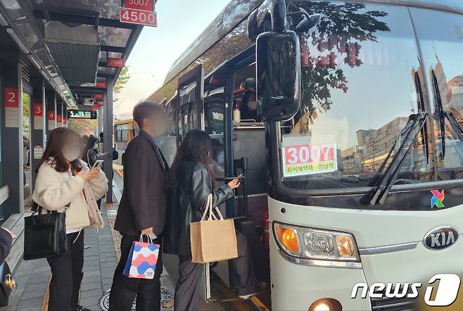 경기 수원시 팔달구 우만동4단지 버스정류장 앞에서 승객들이 줄을 서 버스를 기다리고 있다. 2022.11.18/뉴스1 ⓒ News1 최대호