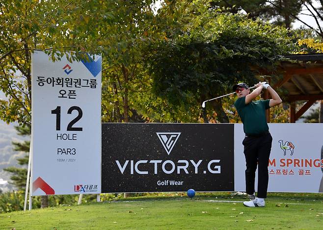 김경태가 장수CC에서 개막하는 동아회원권그룹 오픈 연습라운드에서 빅토리지 홀보드 앞에서 티샷하고 있다. 사진 | 파라웍스