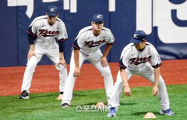 프리미어12 참가를 앞둔 야구 국가대표팀의 박영현(왼쪽부터), 김서현, 김택연이 24일 고척스카이돔에서 함께 훈련을 하고 있다. 2024. 10. 24.  고척 | 박진업 기자 upandup@sportsseoul.com