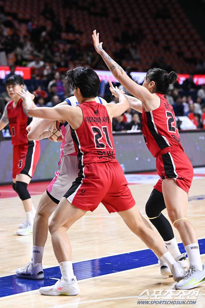 BNK의 더블팀. 사진제공=WKBL