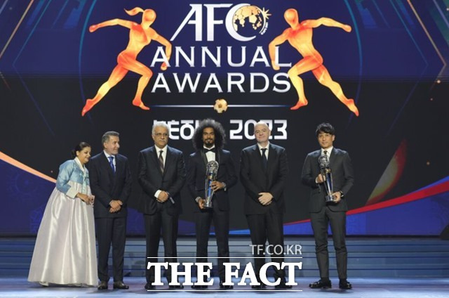 '2023 AFC 올해의 선수' 영예를 안은 카타르의 아크람 아피프(가운데)./AFC