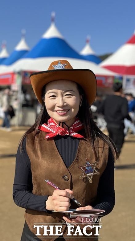 정미진 청송군의원이 보안관 옷을 입고 관광객들을 맞이하고 있다./청송=김채은 기자