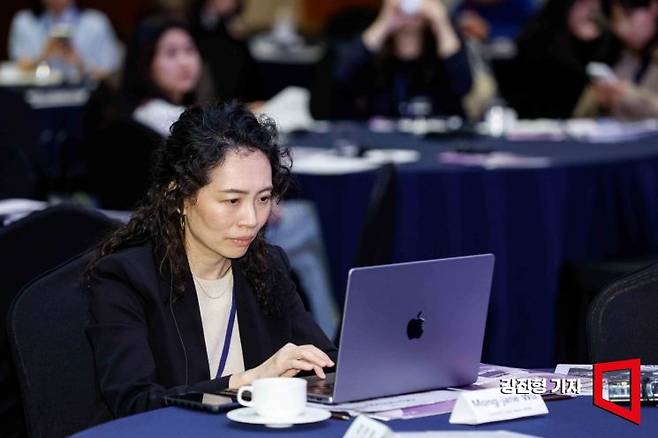 아시아경제와 전략적 제휴를 맺은 대만 이코노믹데일리뉴스(경제일보)의 몽제인 우 기자가 30일 서울 중구 롯데호텔에서 아시아경제 주최로 열린 '2024 여성리더스포럼'에서 포럼을 취재하고 있다. 강진형 기자