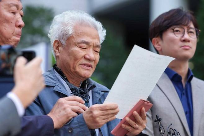 이춘식 할아버지의 장남 이창환 씨가 30일 오후 서울 서초구 서울중앙지방법원 앞에서 열린 기자회견에서 입장을 밝히고 있다. [이미지출처=연합뉴스]