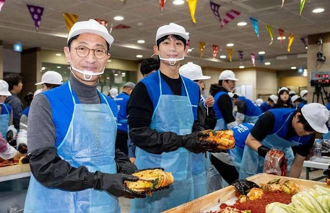 기획재정부 김윤상 제2차관(왼쪽)과 행복공감봉사단 단장 정해인 배우가 30일 월동 준비가 어려운 취약계층을 위해 김장 봉사활동을 하고 있다.[사진제공=동행복권]