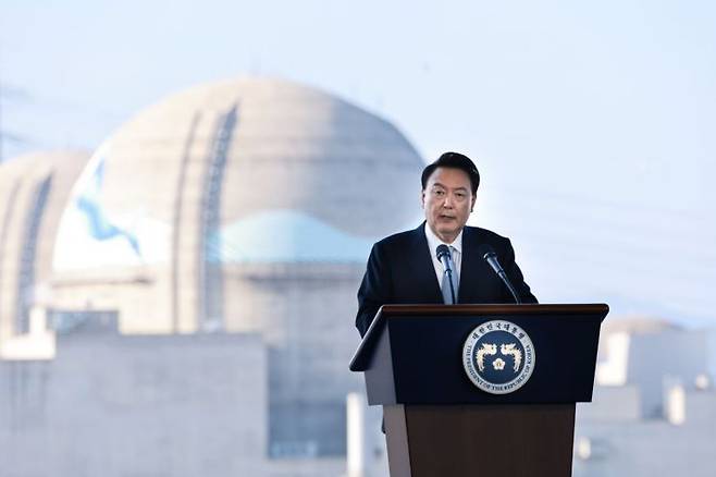 윤석열 대통령이 30일 경북 울진군 한국수력원자력 한울원자력본부에서 열린 '신한울 원전 1·2호기 종합준공 및 3·4호기 착공식'에 참석해 축사하고 있다. [이미지출처=연합뉴스]