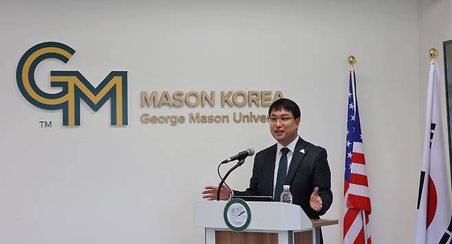 조슈아 박 한국조지메이슨대 대표가 30일 기자 간담회에서 대학의 비전에 대해 설명하고 있다. /한국조지메이슨대