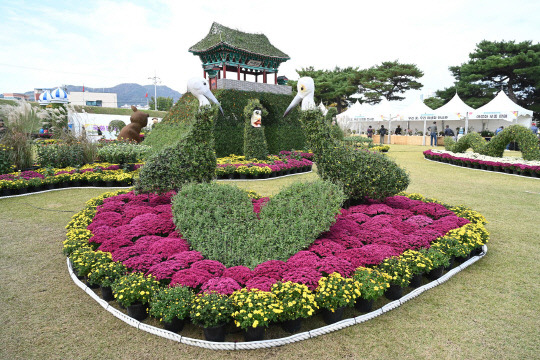 홍주읍성 내 '홍성사랑국화축제' 행사장에 전시된 국화 조형물. 홍성군 제공.