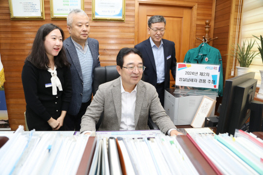 황규철 군수가 지방세성실납세자추첨모습. 옥천군제공