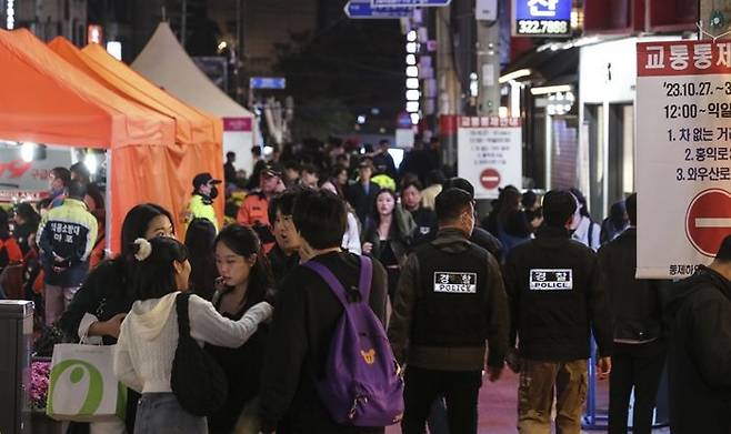 지난해 핼러윈 데이를 앞둔 10월 27일 서울 마포구 홍대거리 인근에서 경찰관들이 순찰을 하고 있다.ⓒ뉴시스