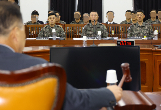 30일 국회에서 열린 정보위원회 국정감사에 출석한 문상호 정보사령관(왼쪽부터)과 원천희 국방정보본부장, 박종선 777사령관이 나란히 앉아 있다. [국회사진기자단]