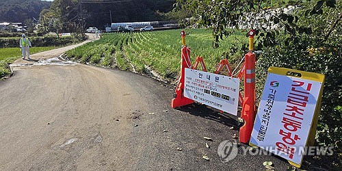 강원 동해시의 한 산란계 농장에서 H5형 조류인플루엔자(AI) 항원이 확인된 가운데 방역당국이 입구를 통제하고 있다. 고병원성 여부는 추후 확인될 예정이다. [동해=연합뉴스]