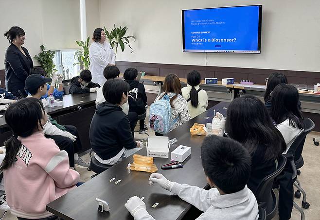 진로체험 프로그램에 참여한 학생들이 부산 남구 마라나노텍에서 교육프로그램을 진행하고 있다.(사진=기술보증기금)