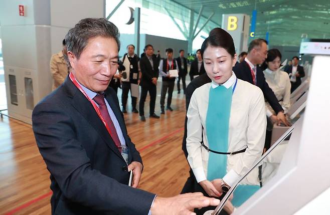 이학재 인천국제공항공사 사장이 30일 인천공항 제2여객터미널 4단계 확장지역에서 열린 종합시험운영에 가상여객으로 참여해 가상 항공권으로 셀프체크인을 하고 있다. 인천국제공항공사 제공