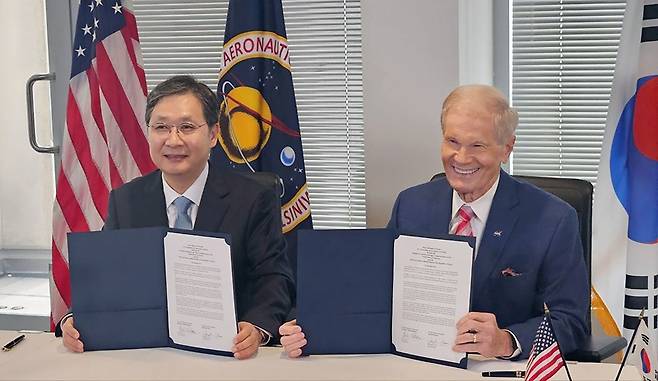 윤영빈 우주항공청 청장(왼쪽)과 빌 넬슨 미 우주항공청(NASA) 청장이 현지시간 지난 9월 19일 미국 워싱턴 D.C.에 위치한 NASA 본부에서 협약식을 체결하고 기념촬영을 하고 있다.(사진=우주항공청 제공)