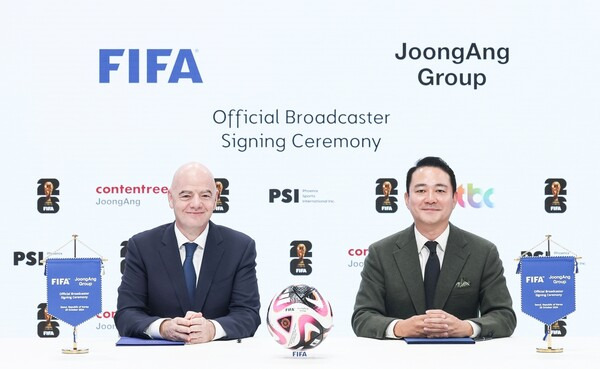 잔니 인판티노 국제축구연맹(FIFA) 회장과 홍정도 중앙그룹 부회장. 중앙그룹 제공