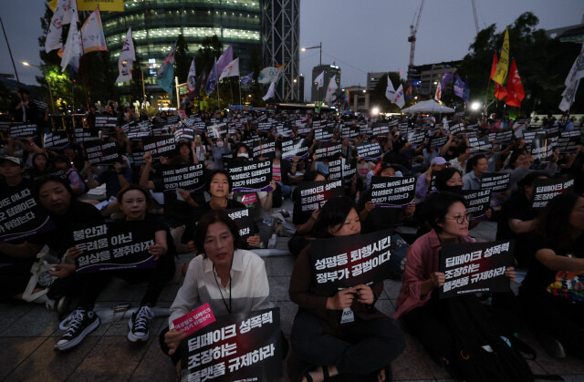 딥페이크 성범죄 아웃 공동행동 회원들이 지난 9월6일 서울 종로구 보신각 앞에서 ‘불안과 두려움이 아닌 일상을 쟁취하자’ 긴급 집회가 열려 참석자들이 \'딥페이크 성폭력 조장하는 플랫폼 규제하라\' 등이 적힌 손팻말을 들어보이고 있다. 신소영 기자 viator@hani.co.kr.